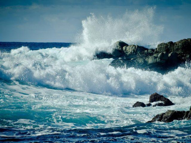 sea-waves-splashes-stones